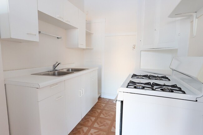 Foto del edificio - 2222 W Wilson Ave