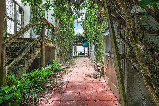 Building Photo - 408 Lake Dora Rd