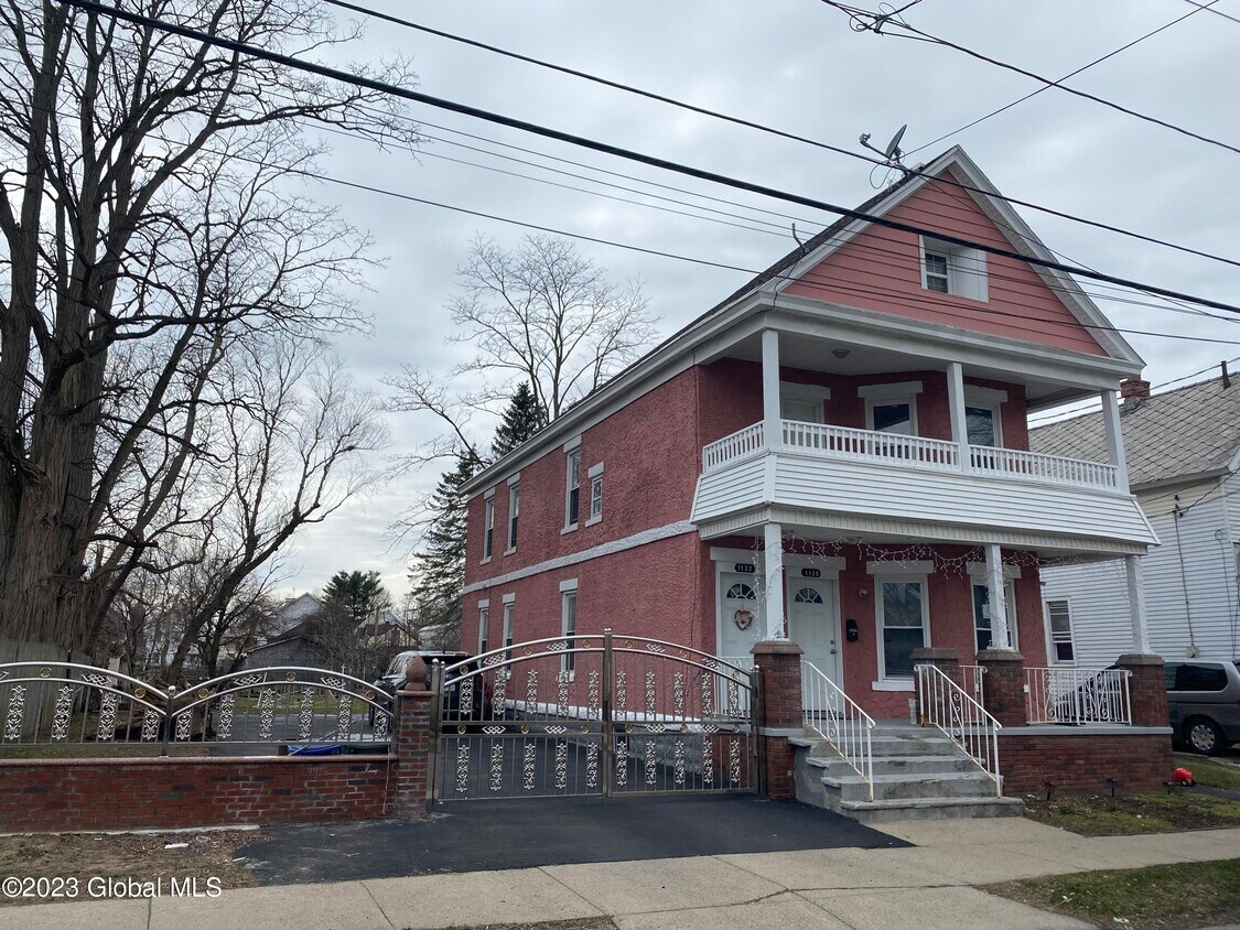 Primary Photo - 1130 Pleasant St