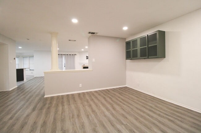 Foto del edificio - 14018 N Hills Village Dr