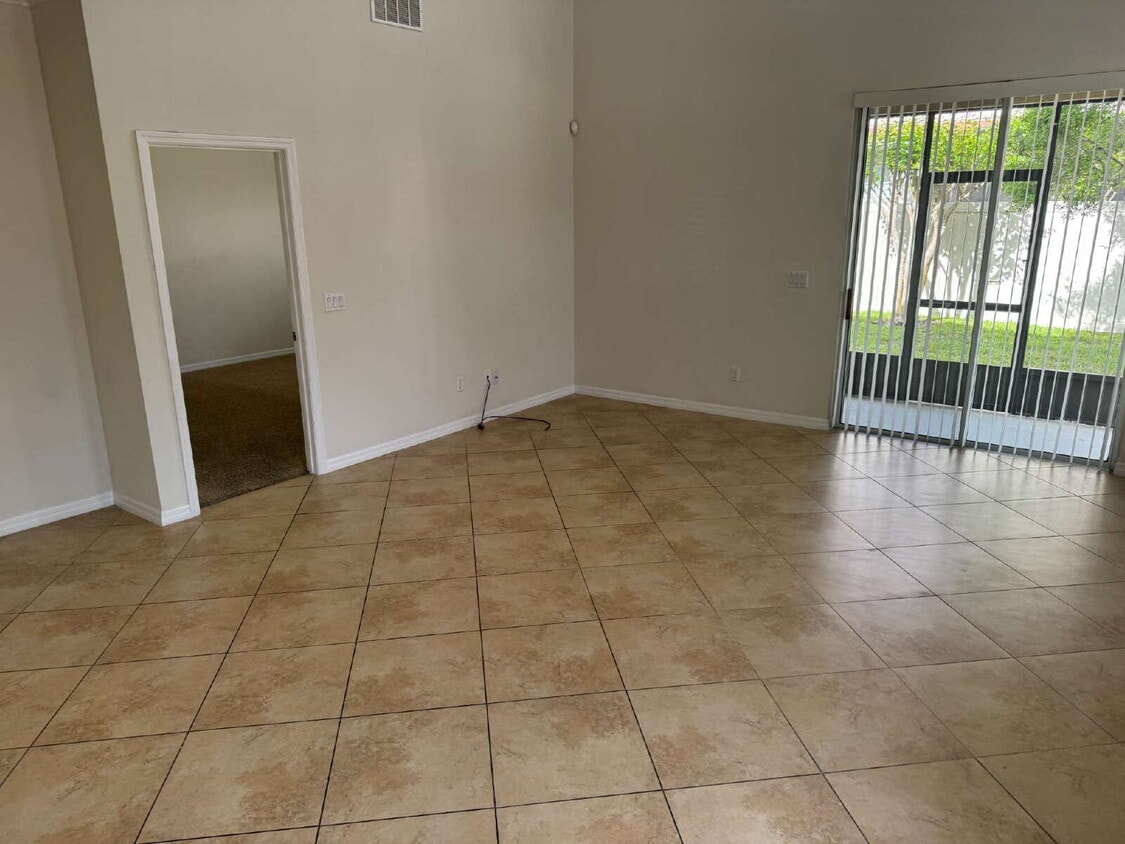 Foto del edificio - Quiet end unit townhome in gated Terracina community