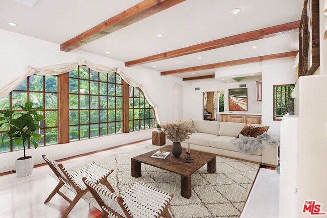 Building Photo - 1125 San Ysidro Dr