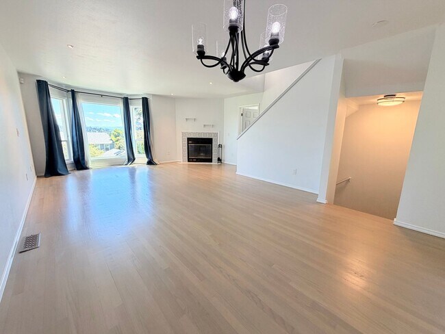 Foto del edificio - Spacious Magnolia Townhome with a View for $4595 - Available for Move in!