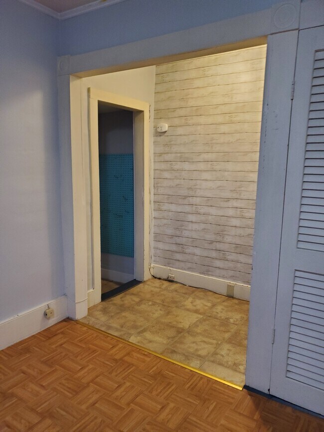 Pass through to kitchen - 69 Warren St
