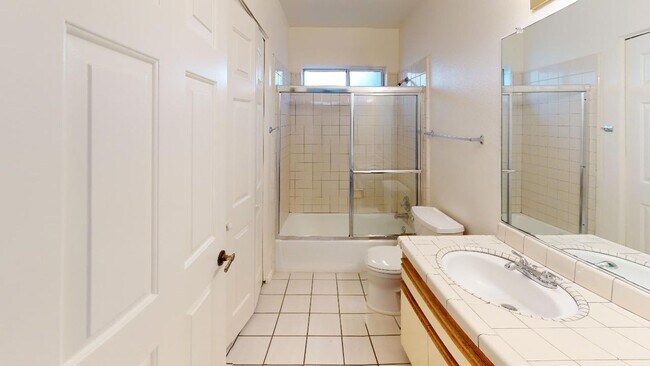 Building Photo - Desirable 3 Bedroom, 2 Bathroom home with ...