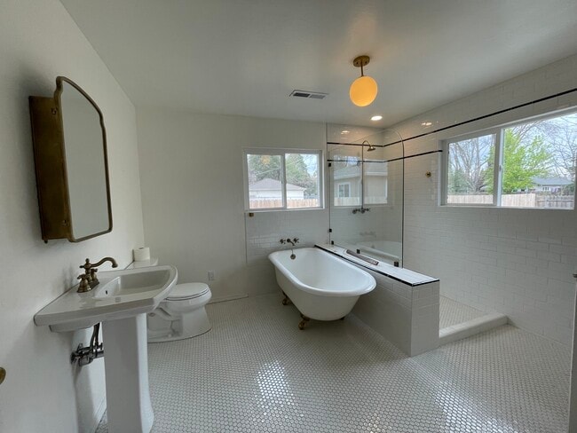 Building Photo - 1030 Lincoln St