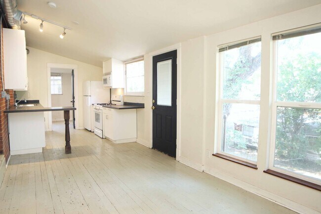 Building Photo - 637 Mathews St