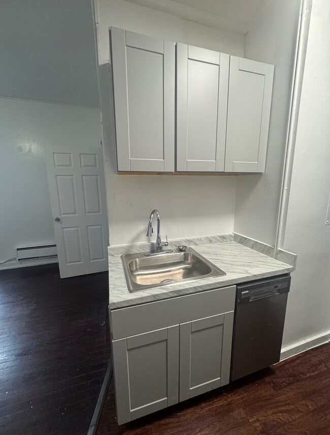 Photo - 800 Cathedral St Apartments