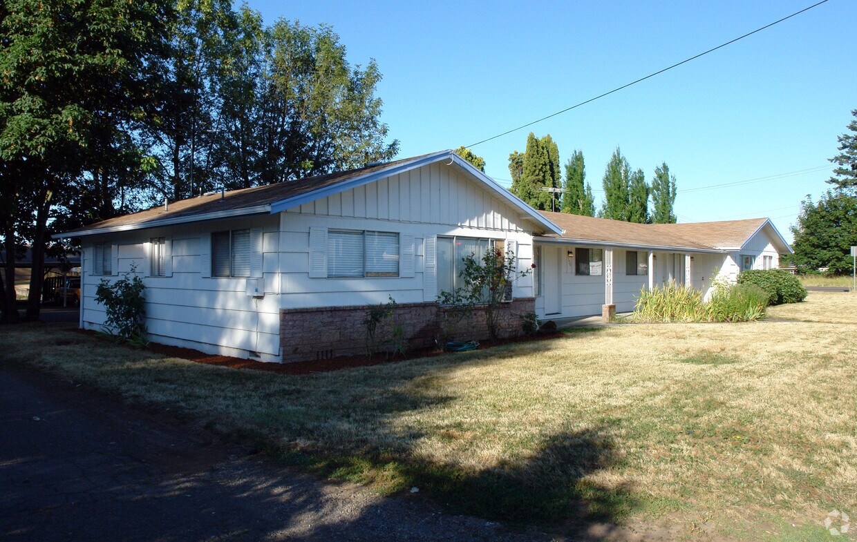 Primary Photo - 522-528 Shangri-la St NE