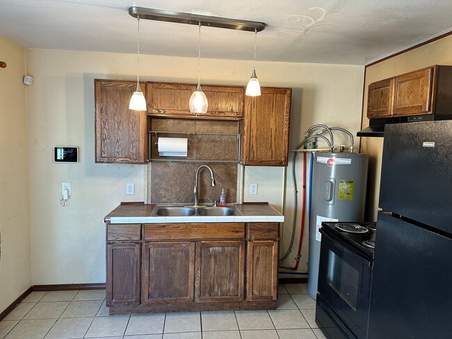 Building Photo - 2 Bed 1 Bath Home
