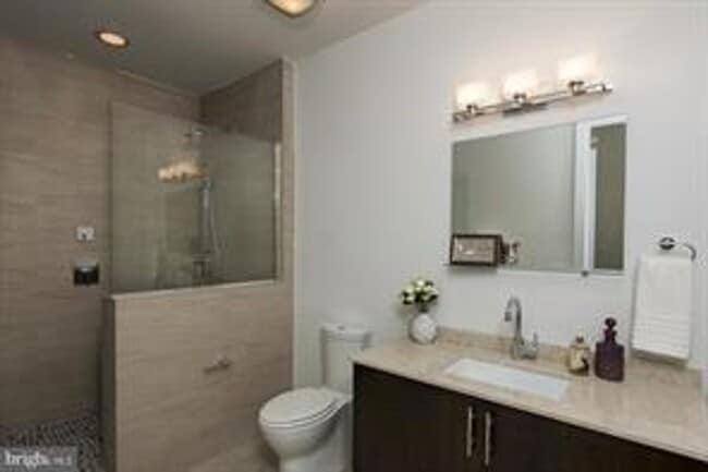 Foto del edificio - Manayunk Townhome with 2 Car Parking