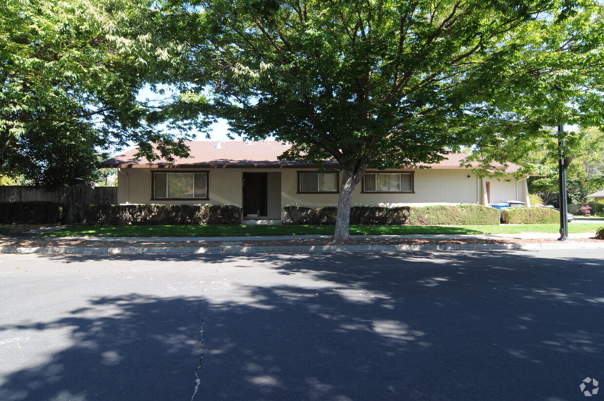 Foto del edificio - 393-395 Pinehurst Ave