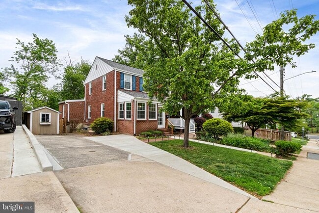Building Photo - 5834 Edgehill Dr