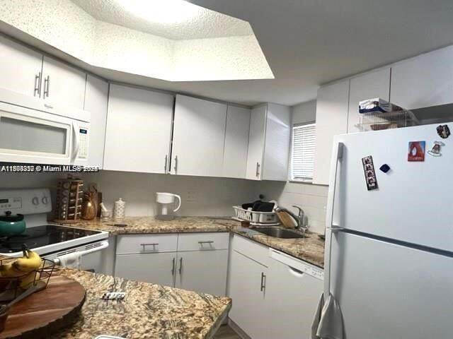 Foto del edificio - 8225 Lake Dr