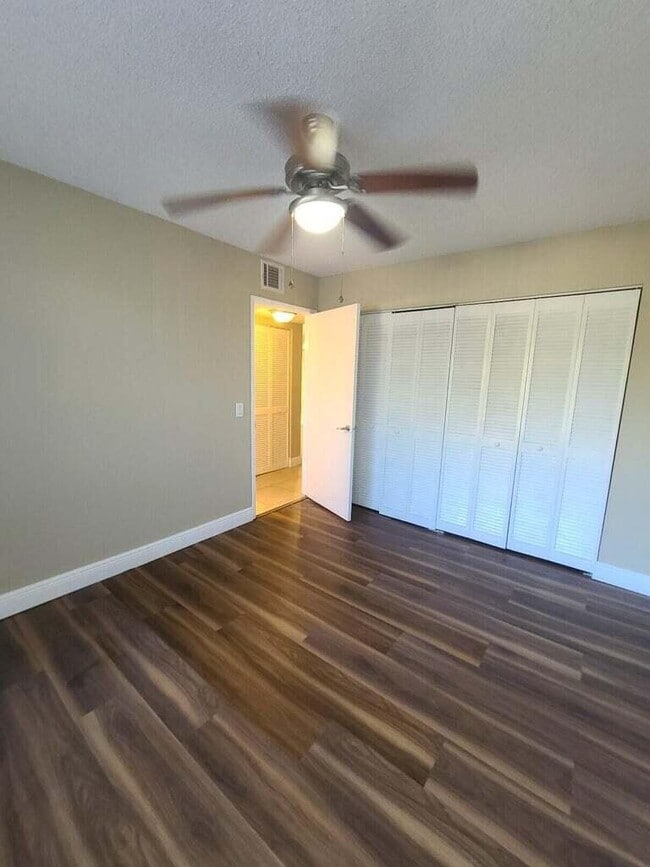 Foto del edificio - 1517 Lake Crystal Dr