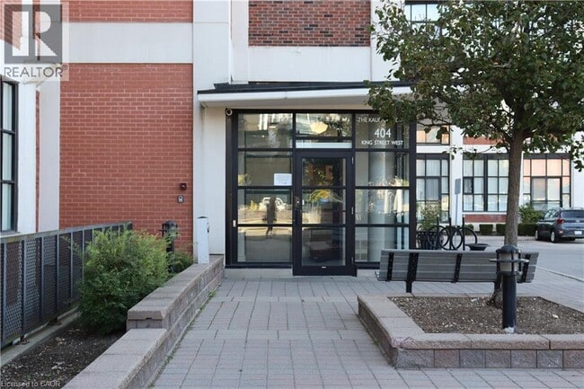 Photo du bâtiment - 404 King St W