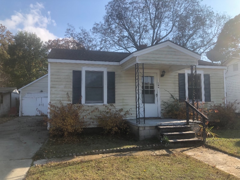 Primary Photo - 104 SW Hines St