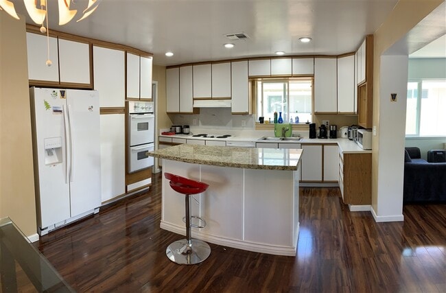 Building Photo - 3464 Governor Dr