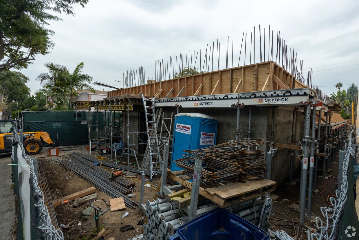 ENERO DE 2022 - 1227 N Formosa Ave