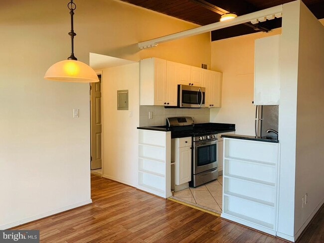 Building Photo - 4931 Americana Dr