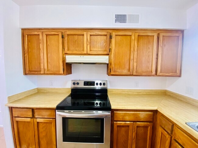 Building Photo - Spacious Townhome Style Home with Large Ya...