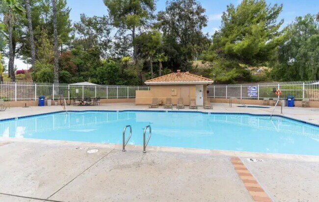 Foto del edificio - $3,600 - 3 Bed / 2.5 Bath Upgraded Townhome in The Knolls Community