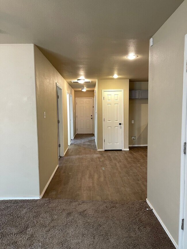 Foto del edificio - 3 Bd / 2 Bath and great back yard