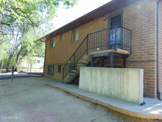 Building Photo - 602 E Hills Rd