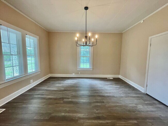 Foto del edificio - Spacious 4-Bedroom Farmhouse with 2.5 Baths in Raeford!