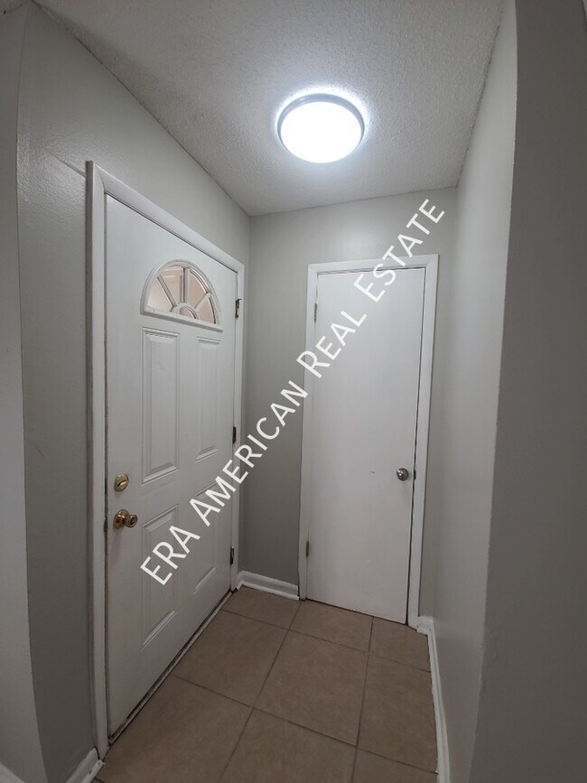 Building Photo - Spacious 3 Bedroom Townhome!
