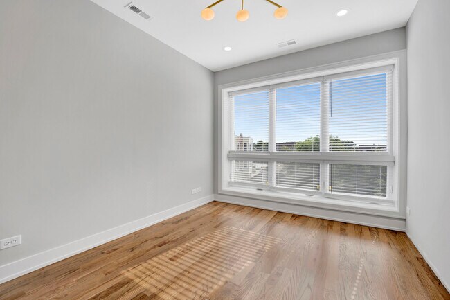 Foto del edificio - 2350 S Leavitt St