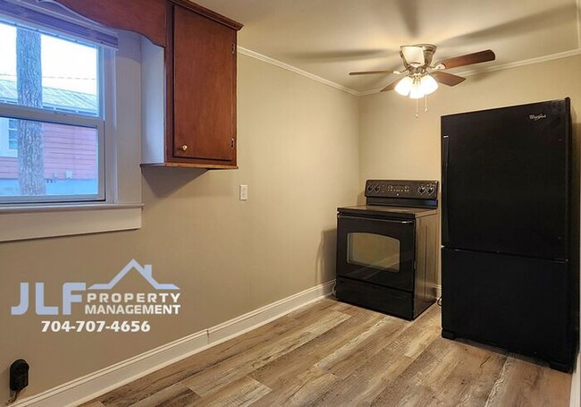 Foto del edificio - Completely Updated 2 Bed/ 1 Bath Ranch in ...