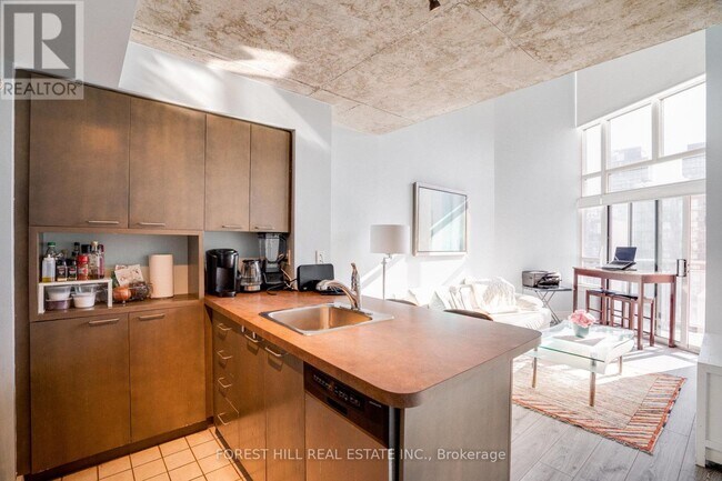 Building Photo - 255 Richmond St E