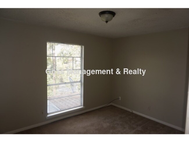 Building Photo - Two Bedroom Townhouse Near Pulaski Tech