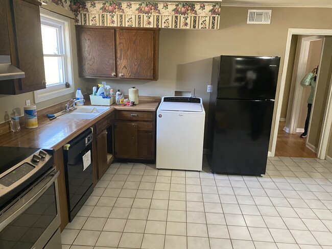 Kitchen - 1609 Overhill Rd