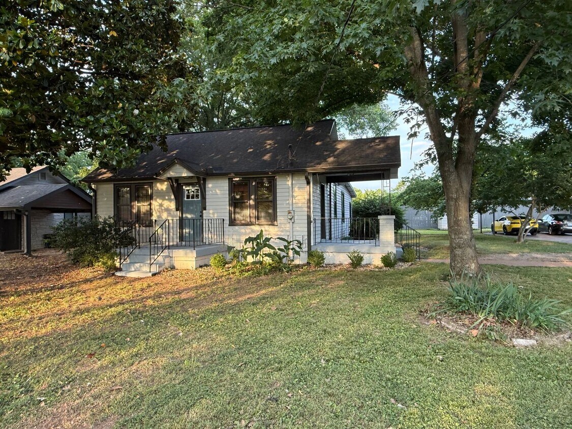 Foto principal - 3 Bed 1 Bath home minutes from everything ...
