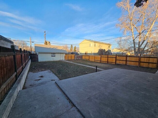 Foto del edificio - 4-bedroom house with large fenced yard