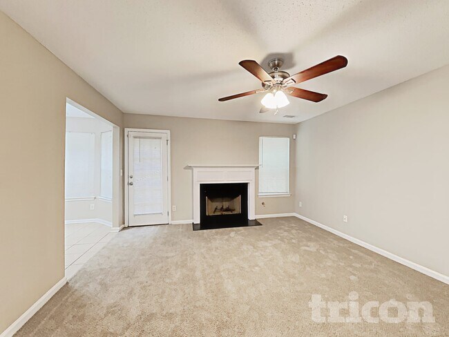 Foto del edificio - 5849 Black Top Way