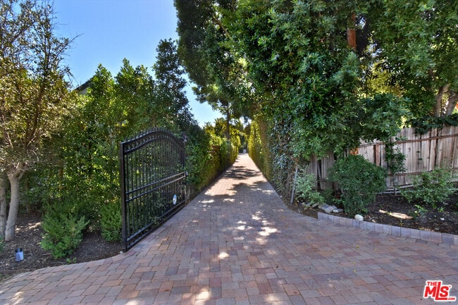 Foto del edificio - 4678 White Oak Ave