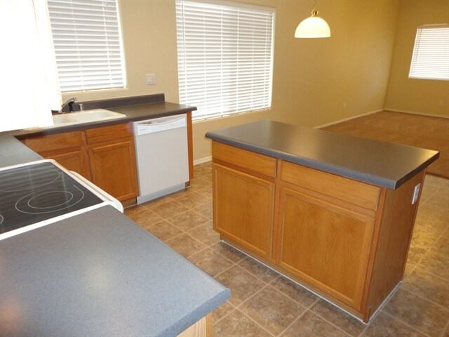 Building Photo - 14216 W Columbus Ave