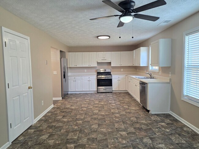 Foto del edificio - Don't miss out on this updated 3 bed 2.5 bath home located in Hiram