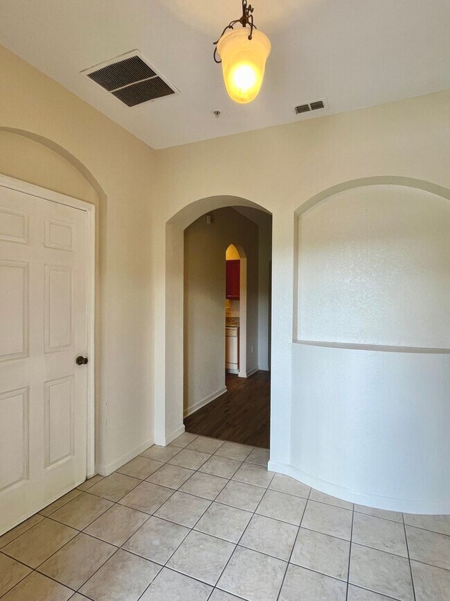 Building Photo - 3 Bedroom, 2.5 Bathroom 2-Story Townhouse in Gated Community - Kissimmee