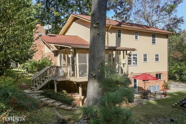 Building Photo - 5 br, 3 bath House - 3400 Camelot Dr