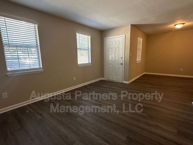 Building Photo - 132 Stoneybrooks Pl