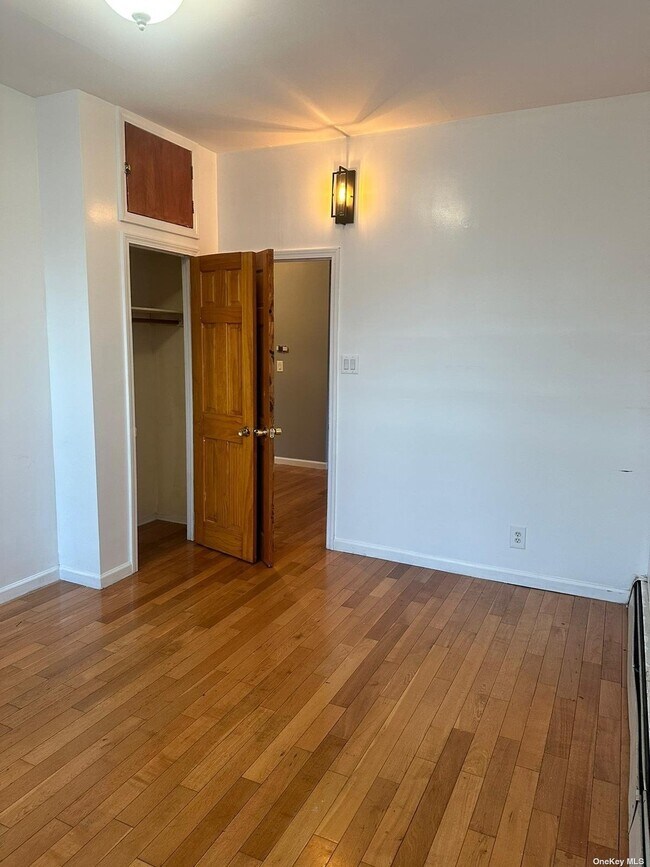 Foto del edificio - 27-32-32 12th St