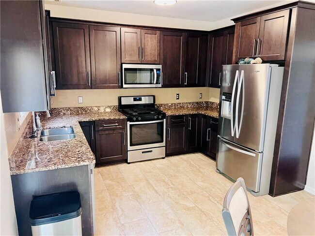 Building Photo - 1602 Silver Oak Dr