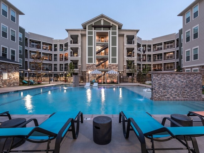 Building Photo - Five810 Southlands