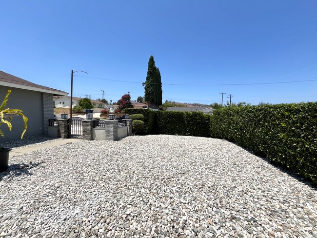 Building Photo - Must See!! 4-bedroom, 2-bath home is locat...