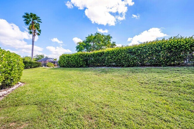 Foto del edificio - Hillside Home-3 bedrooms- 2 baths -2 car garage- Furnished-Available Now !