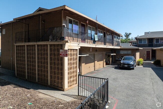 Building Photo - The Oaks